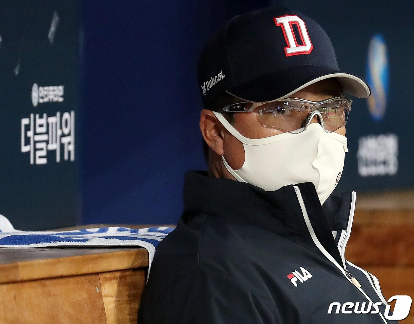 본문 이미지 - 12일 오후 서울 구로구 고척스카이돔에서 열리는 '2020 신한은행 SOL KBO 포스트시즌‘ 플레이오프 3차전 두산베어스와 kt위즈의 경기를 앞두고 두산 김태형 감독이 덕아웃에서 선수들을 지켜보고 있다. 2020.11.12/뉴스1 ⓒ News1 김진환 기자