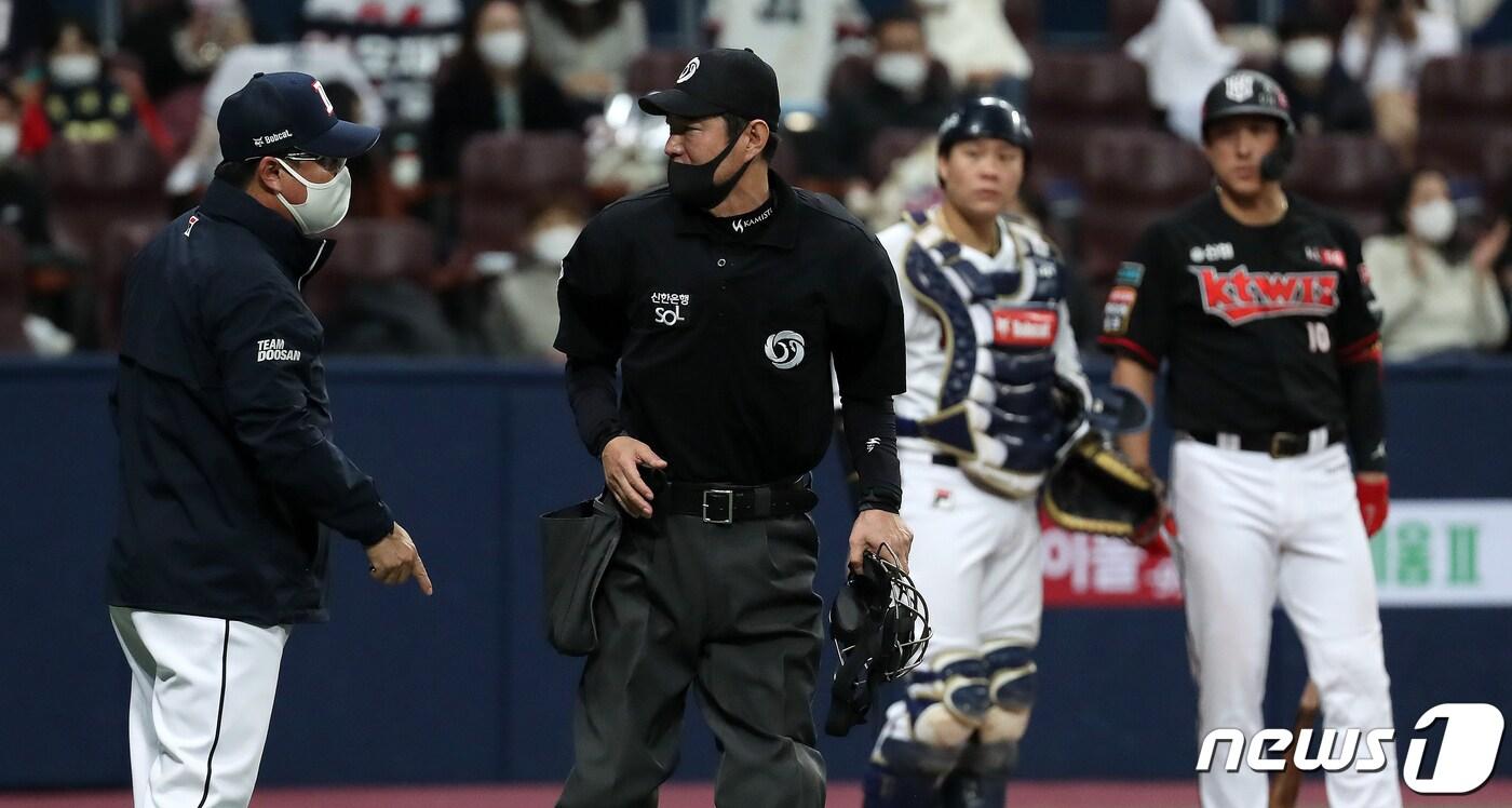 12일 오후 서울 구로구 고척스카이돔에서 열린 '2020 신한은행 SOL KBO 포스트시즌‘ 플레이오프 3차전 두산베어스와 kt위즈의 경기에서 9회초 무사 1루 kt 황재균의 번트파울타구에 대해 두산 김태형 감독이 나광남 주심에게 항의하고 있다. 2020.11.12/뉴스1 ⓒ News1 김진환 기자