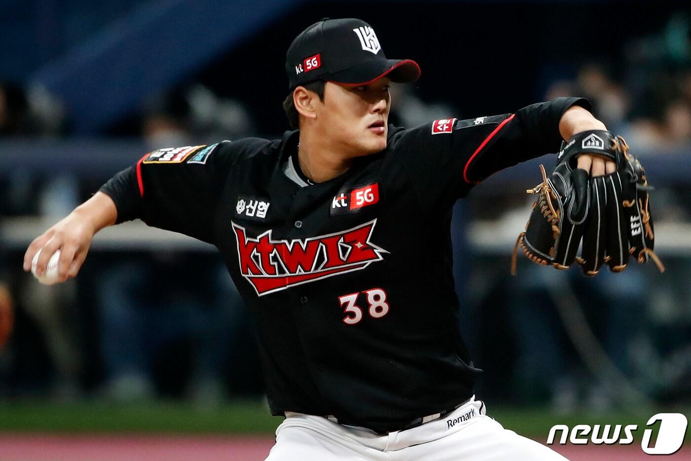 본문 이미지 - 12일 오후 서울 구로구 고척스카이돔에서 열린 프로야구 2020 신한은행 SOL KBO 포스트시즌 플레이오프 3차전 kt위즈와 두산베어스의 경기에서 9회말 두산 공격 kt 주권이 역투하고 있다. 2020.11.12/뉴스1 ⓒ News1 이승배 기자