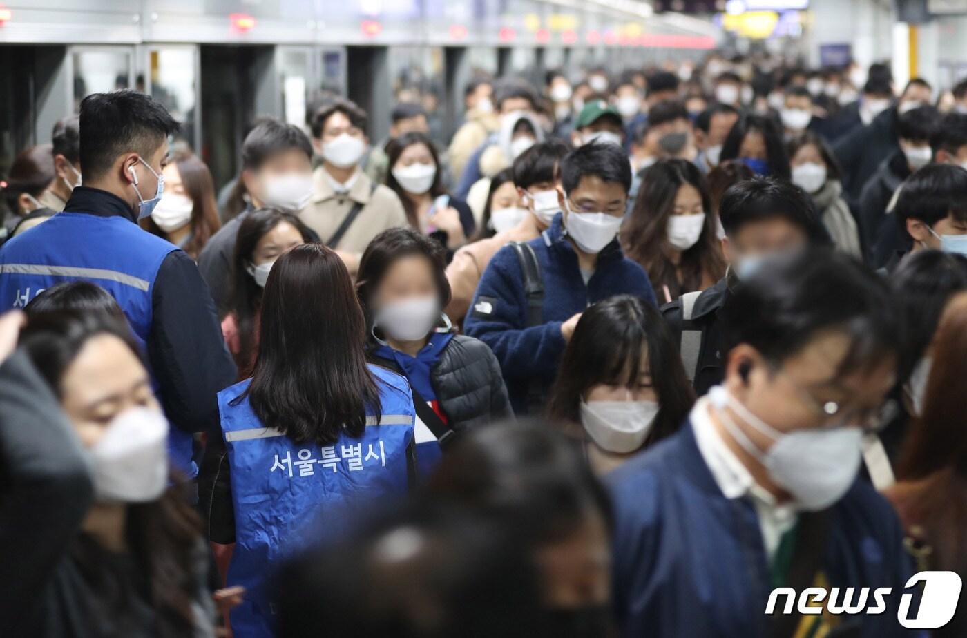 본문 이미지 - 마스크 미착용 과태료 부과 첫날인 13일 오전 지하철 5호선 광화문역에서 서울시 공무원, 지하철 보안관 등으로 구성된 단속반원이 마스크 미착용 단속을 벌이고 있다. 2020.11.13/뉴스1 ⓒ News1 박지혜 기자
