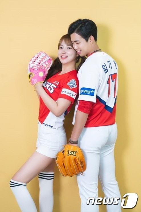 본문 이미지 - KIA 투수 임기영이 치어리더 김맑음씨와 결혼한다. (KIA 타이거즈 제공)ⓒ 뉴스1