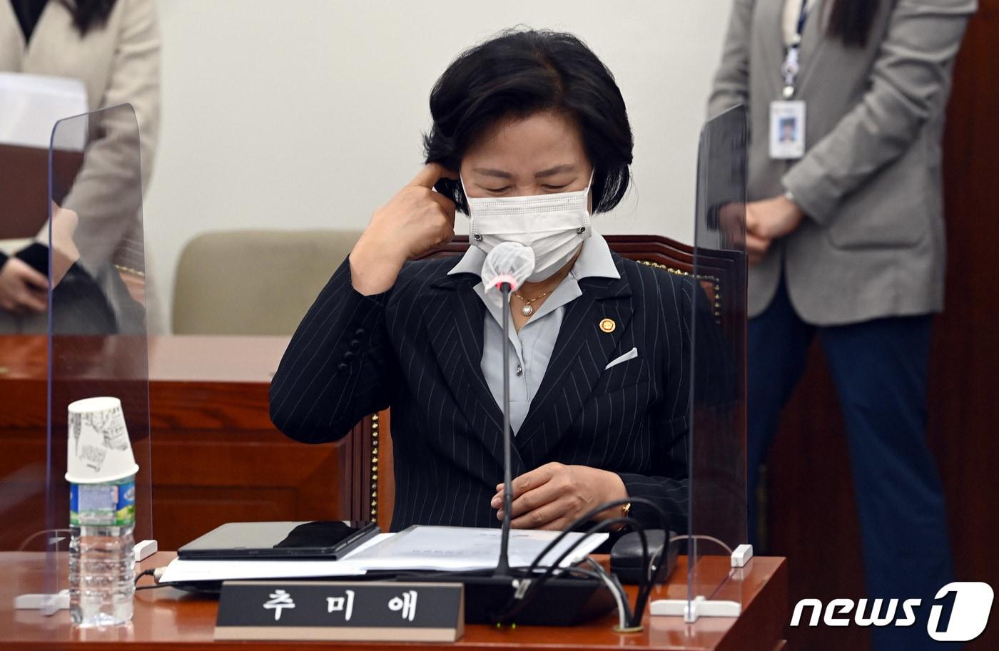 본문 이미지 - 추미애 법무부 장관이 13일 오전 서울 여의도 국회에서 열린 공수처장후보자추천위원회 2차회의에 참석하고 있다. 2020.11.13/뉴스1 ⓒ News1 박세연 기자