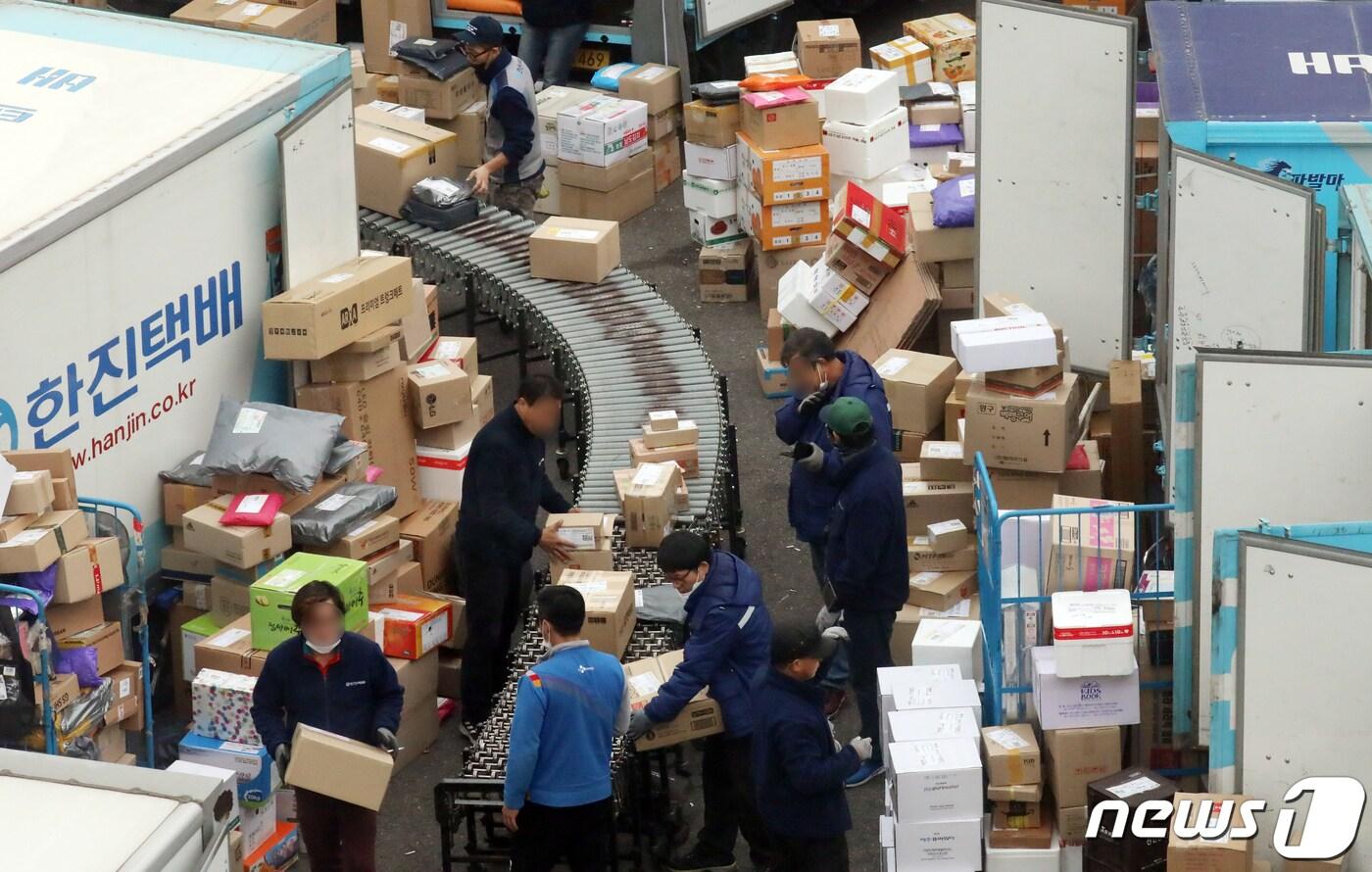 서울 시내 한 택배 물류센터에서 기사들이 배송준비를 하고 있다. ⓒ News1 김명섭 기자