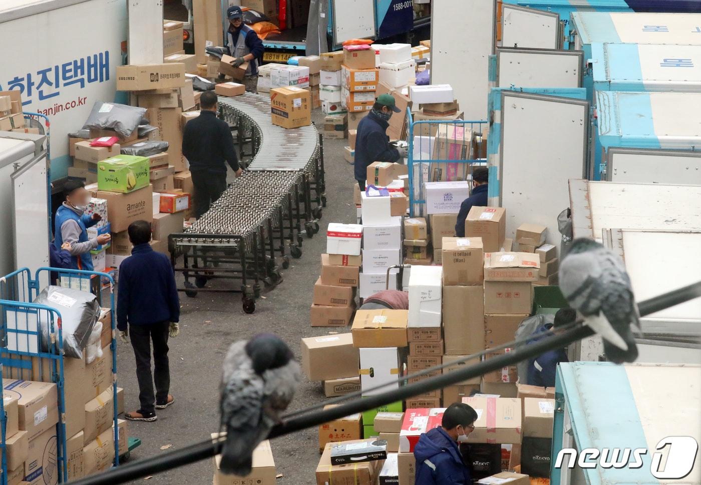 13일 서울 시내 한 택배 물류센터에서 기사들이 배송준비를 하고 있다. 정부는 지난 12일 택배사별 1일 최대 작업시간을 정하고 오후 10시 이후 심야배송 제한 등 택배기사 과로방지 대책 발표를 하고 실태점검 돌입한다고 밝혔다. 2020.11.13/뉴스1 ⓒ News1 김명섭 기자