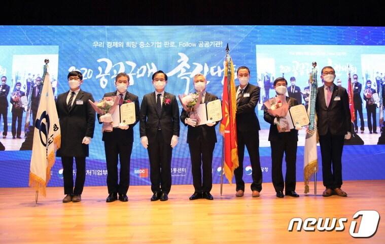 본문 이미지 - 전북교육청이 중소벤처기업부가 주관하는 ‘2020 공공구매 촉진대회’에서 국무총리표창을 수상했다. 도교육청은 지난해 중소기업제품 구매비율 91.9%를 기록하면서 전체 공공기관 중 7위를 차지했다.(전북교육청 제공) /ⓒ 뉴스1