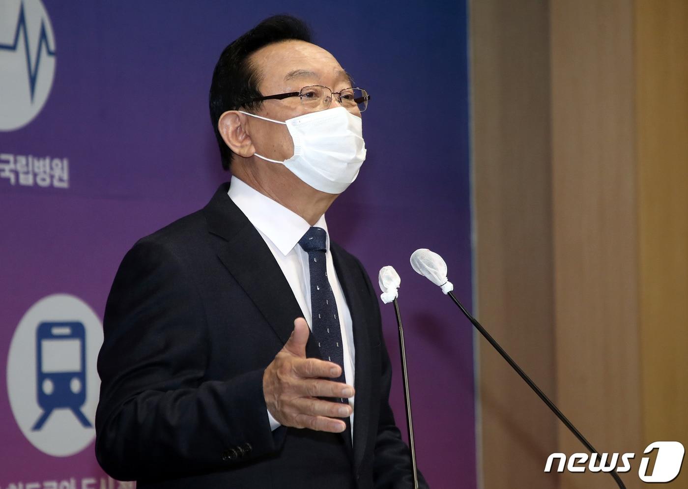 본문 이미지 - 송철호 울산시장이 13일 오후 시청 프레스센터에서 기자회견을 열고 '울산 이산화탄소 자원화 규제자유특구' 지정을 브리핑하고 있다.. 2020.11.13/뉴스1 ⓒ News1 윤일지 기자