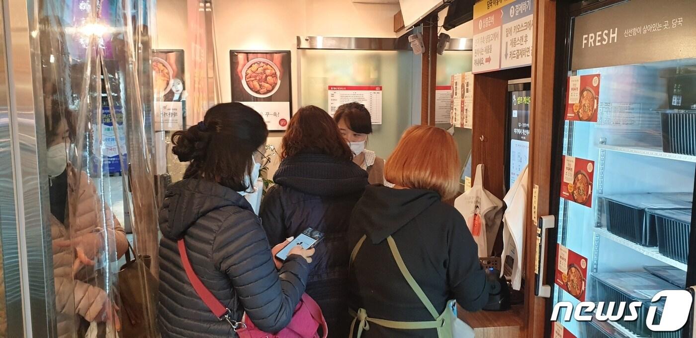 지난 11일 서울 성북구에 있는 무인 밀키트 판매점 '담꾹' 한성대점 매장에 손님들이 방문한 모습. 2020.11.11/뉴스1 ⓒ 뉴스1 이비슬 기자