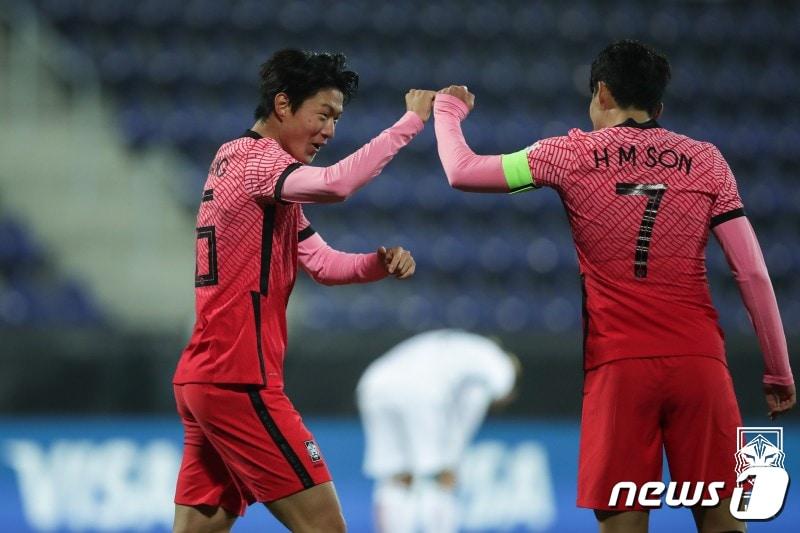 본문 이미지 - 15일(현지시간) 오스트리아 비너 노이슈타트 슈타디온에서 열린 한국과 멕시코의 축구국가대표팀 A 매치에서 한국축구대표팀 황의조 득점을 하고 손흥민과 함께 기뻐하고 있다. (대한축구협회 제공) 2020.11.15/뉴스1 