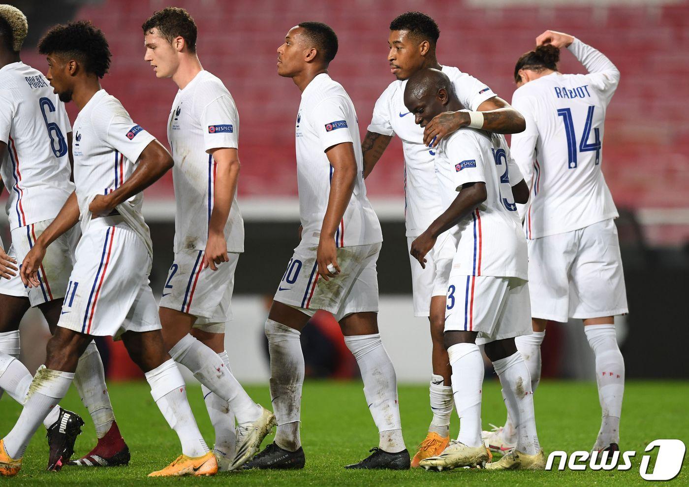 프랑스 선수들이 5일(한국시간) 포르투갈 리스본의 에스타디오 다 루스에서 열린 포르투갈과의 2020-21 유럽축구연맹(UEFA) 네이션스리그 리그A 3조 조별리그 5라운드에서 득점 후 기뻐하고 있다. ⓒ AFP=뉴스1