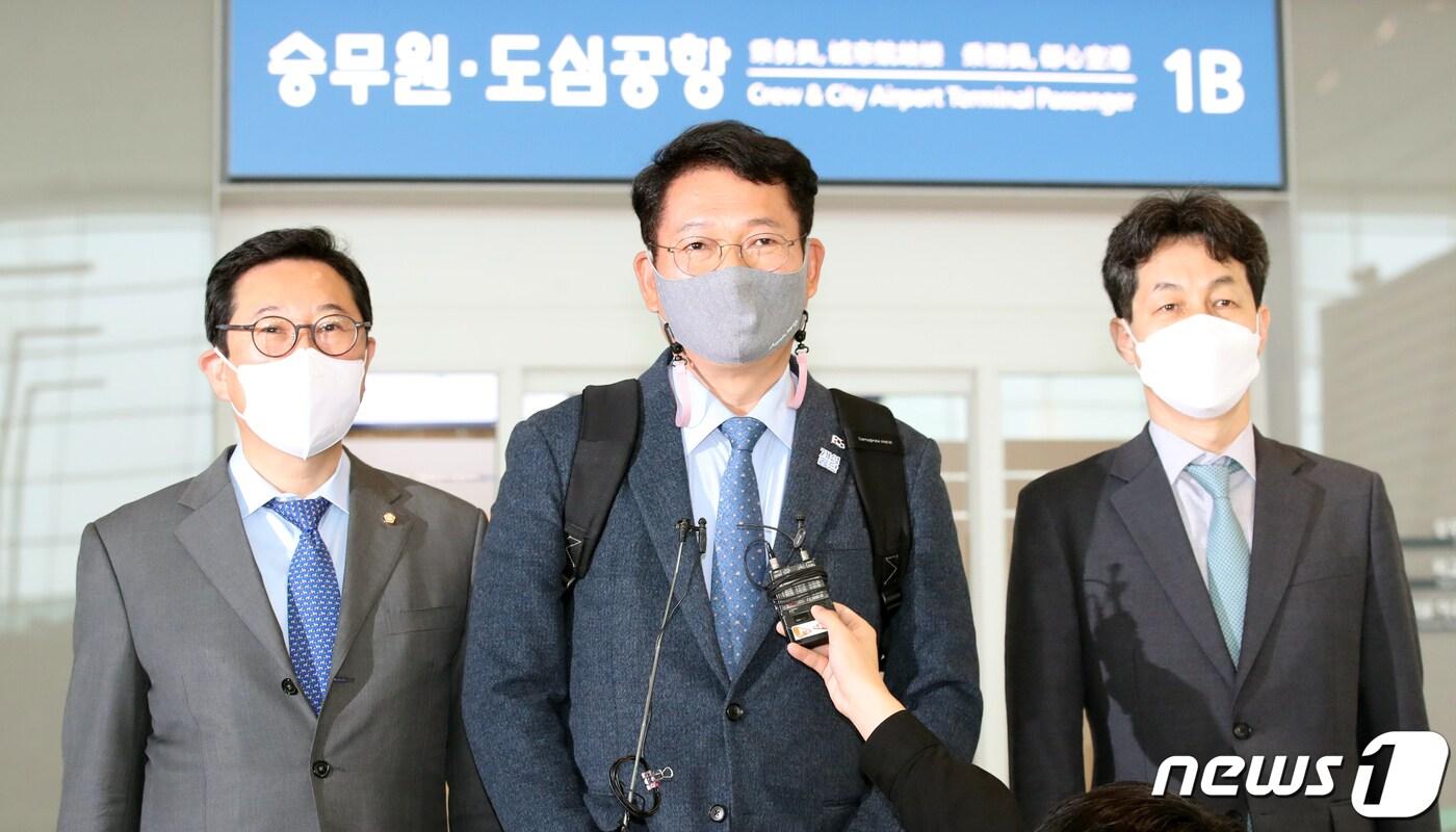 본문 이미지 - 더불어민주당 송영길, 김한정, 윤건영 '미·일 지도부 교체에 따른 한반도 및 국제정세 대응을 위한 태스크포스'(한반도TF) 소속 의원들이 15일 인천국제공항2터미널에서 미국행 비행기를 타기 위해 출국장으로 향하고 있다. 오는 16일부터 21일까지 5박6일간 진행되는 이번 일정은 미 대선 이후 첫 한국 국회의원 방미다. 미국 정권 교체로 달라질 한반도 외교·안보 문제에 대응하기 위해 현지 인사들과 접촉면을 넓히는 차원에서 마련됐다. 현지 외교·안보 정책인사들뿐 아니라 미 의회 주요 인사들과 만날 것으로 예상된다. 2020.11.15/뉴스1 ⓒ News1 송원영 기자