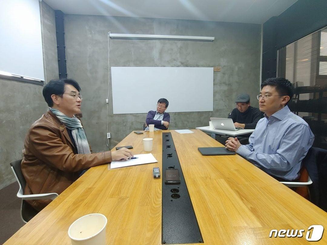 본문 이미지 - 사진 왼쪽 박용진 더불어민주당 의원, 오른쪽 김세연 전 자유한국당(국민의힘 전신)의원. '88만원 세대' 저자 우석훈 박사 페이스북. ⓒ 뉴스1
