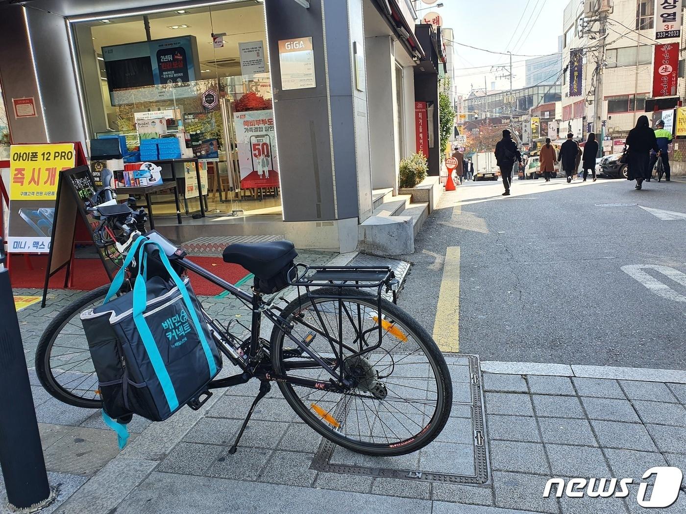 본문 이미지 - 배민 라이더 체험. 둘째 날 배달 때 쓴 자전거. 2020.11.12 ⓒ 뉴스1