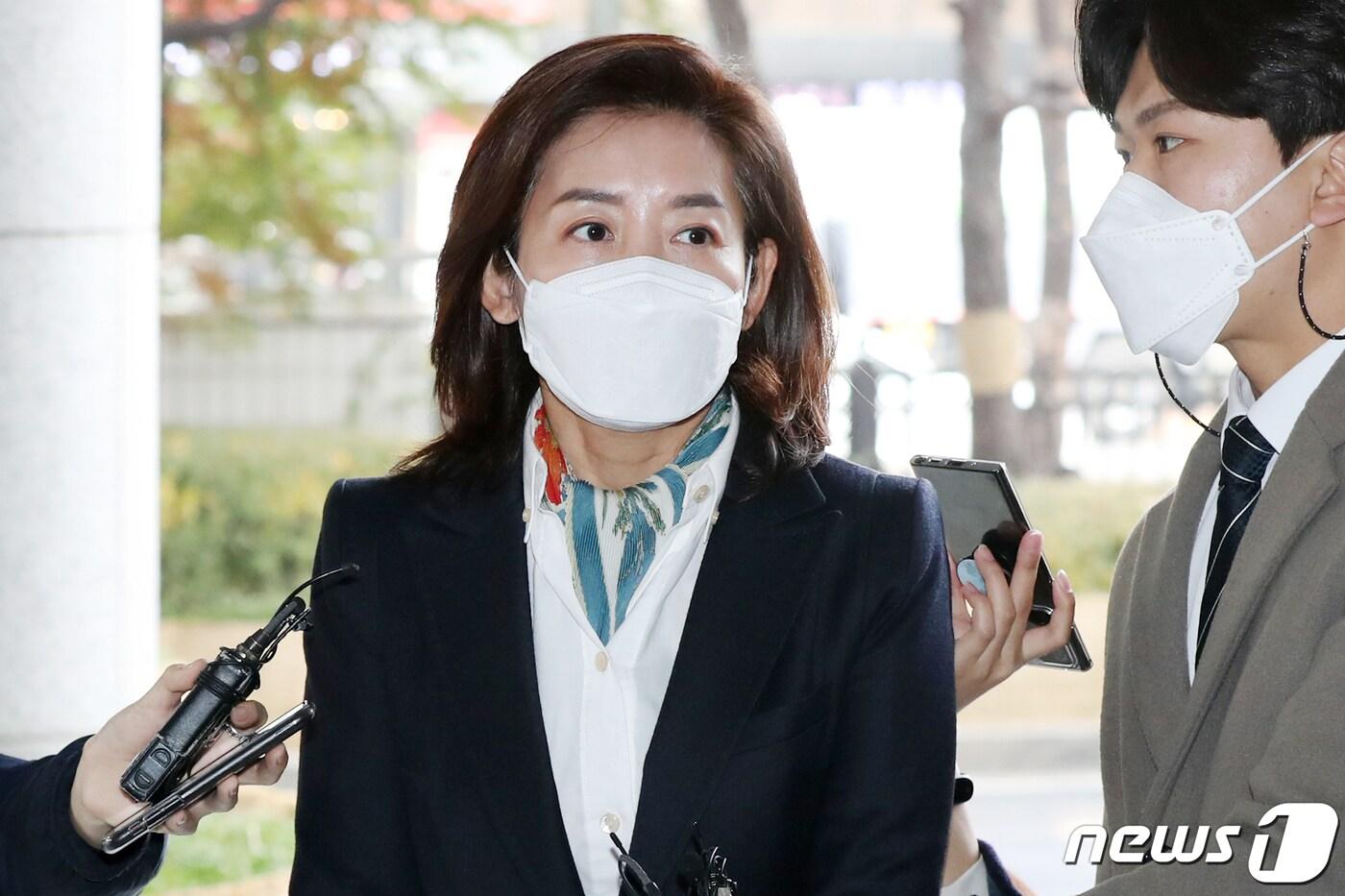 본문 이미지 - 20대 국회 패스트트랙(신속처리안건) 충돌 사태로 기소된 나경원 전 자유한국당(국민의힘 전신) 원내대표가 16일 오전 서울 양천구 서울남부지방법원에서 열린 공판에 출석하고 있다.2020.11.16/뉴스1 ⓒ News1 민경석 기자