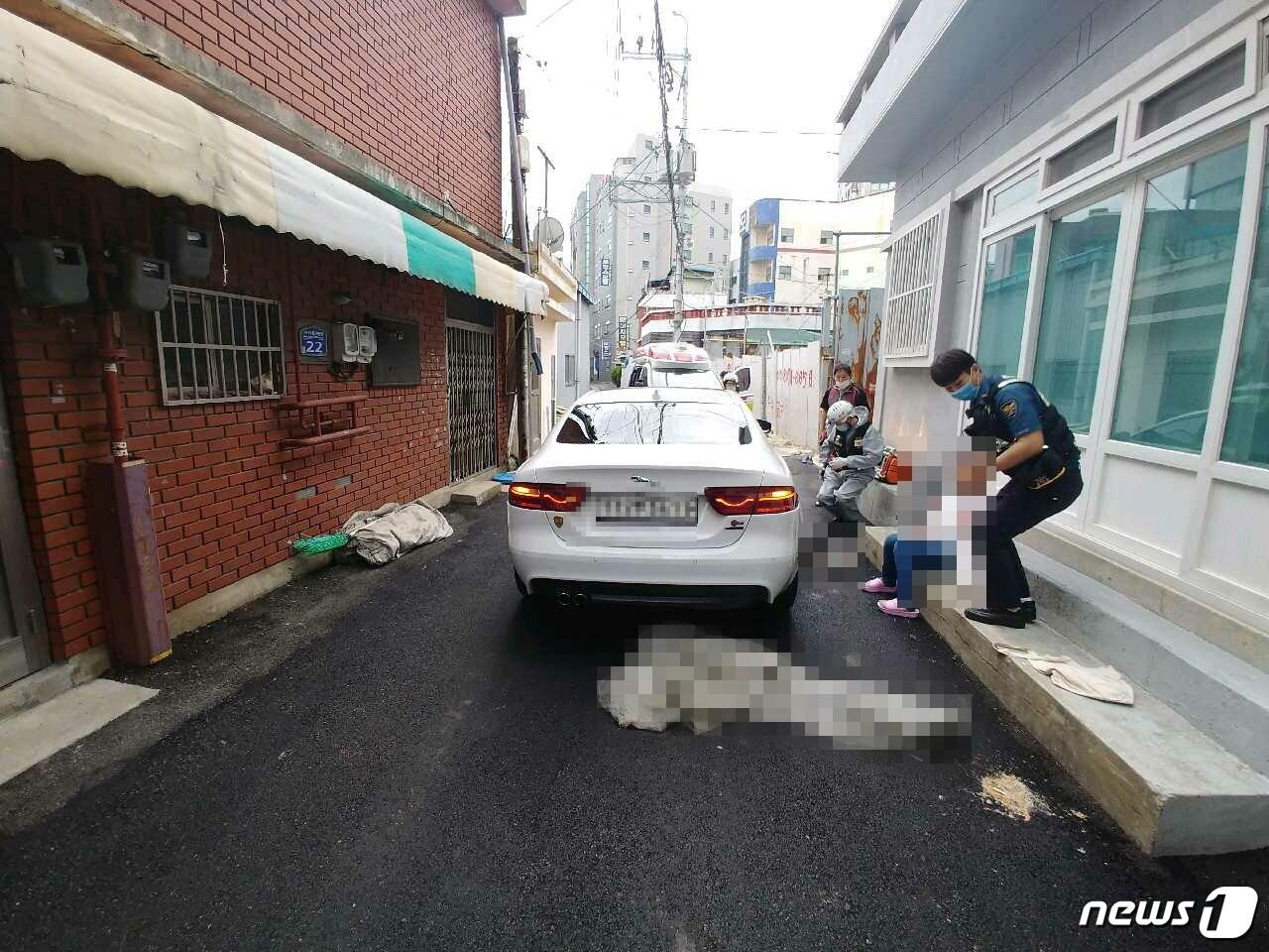 본문 이미지 - 지난 7월7일 오전 7시8분쯤 부산 사하구 다대동에 있는 한 오피스텔 앞 이면도로에서 10대 남성이 재규어에 깔려 숨졌다. 현장에 출동한 소방대원들이 구조 작업을 벌이고 있다.(부산경찰청 제공)ⓒ 뉴스1
