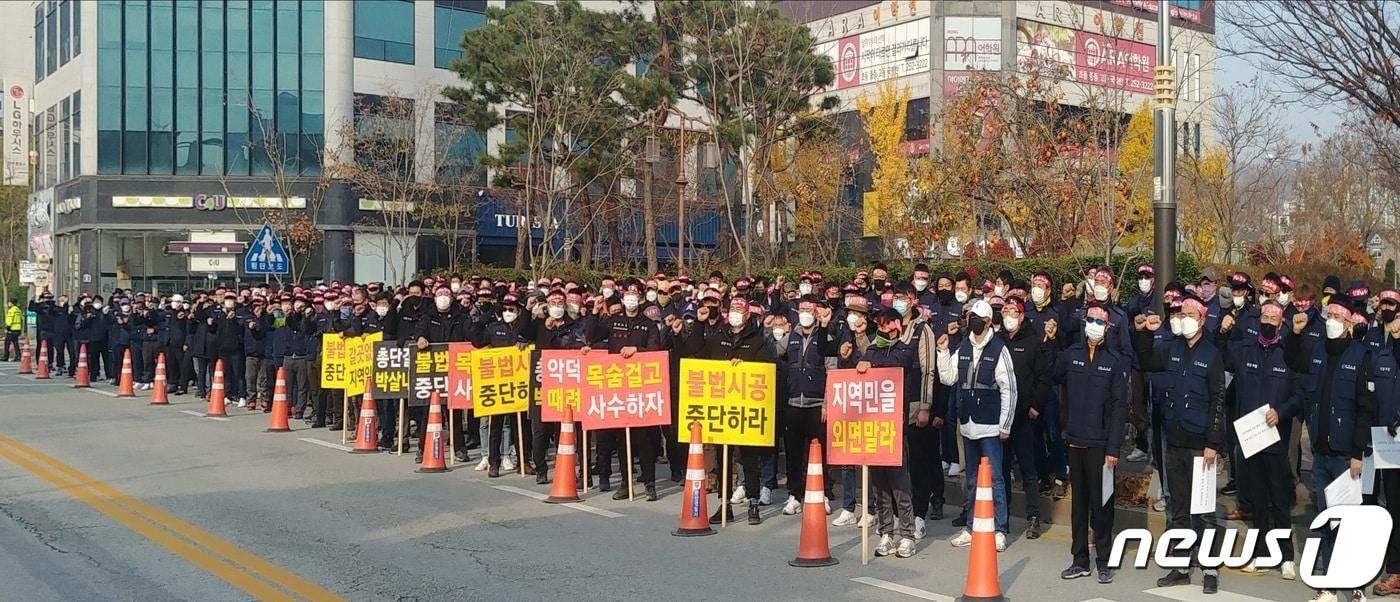 본문 이미지 - 한국노총 전국건설산업노동조합 전북본부는 16일 오전 10시 전북지방경찰청 앞에서 기자회견을 열고 "조합원 폭행 사건을 구속 수사하라"고 촉구했다.2020.11.16/ⓒ 뉴스1
