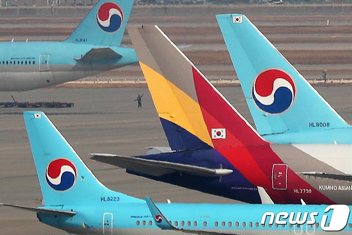 본문 이미지 -  16일 인천국제공항 주기장에 대한항공과 아시아나항공 여객기가 이륙준비를 하고 있다. 2020.11.16/뉴스1 ⓒ News1 민경석 기자