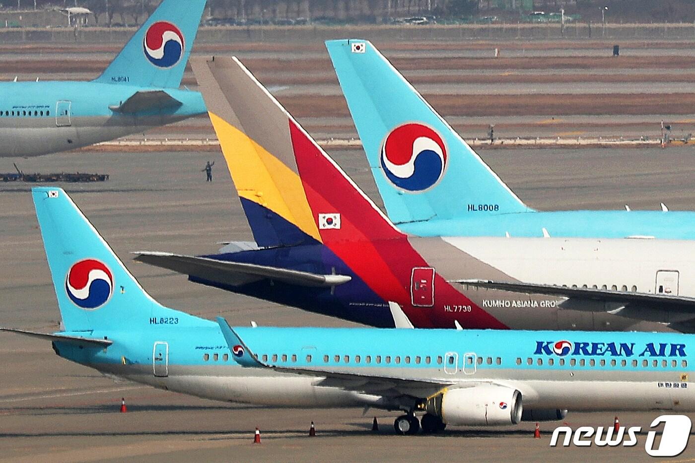 본문 이미지 - 인천국제공항 주기장에 대한항공과 아시아나항공 여객기가 이륙준비를 하고 있다. 2020.11.16/뉴스1 ⓒ News1 민경석 기자