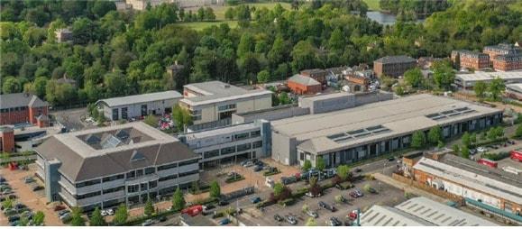 본문 이미지 - 영국 런던의 써리 캠벌리 지역에 위치한 데이터센터.ⓒ 뉴스1