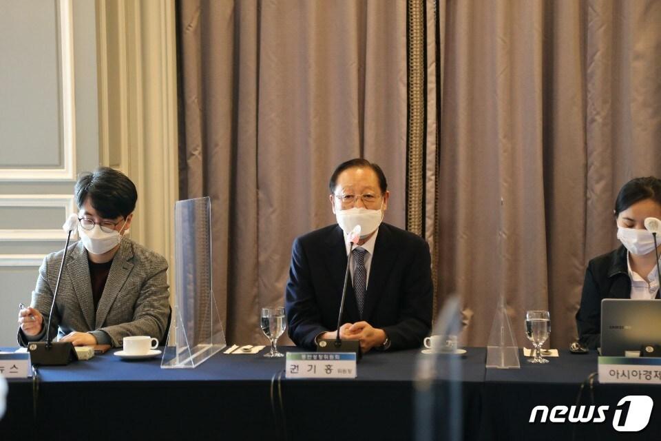본문 이미지 - 권기홍 동반성장위원장이 16일 오후 서울 여의도 켄싱턴호텔에서 열린 기자간담회에서 발언하고 있다. (동반성장위원회 제공) ⓒ 뉴스1