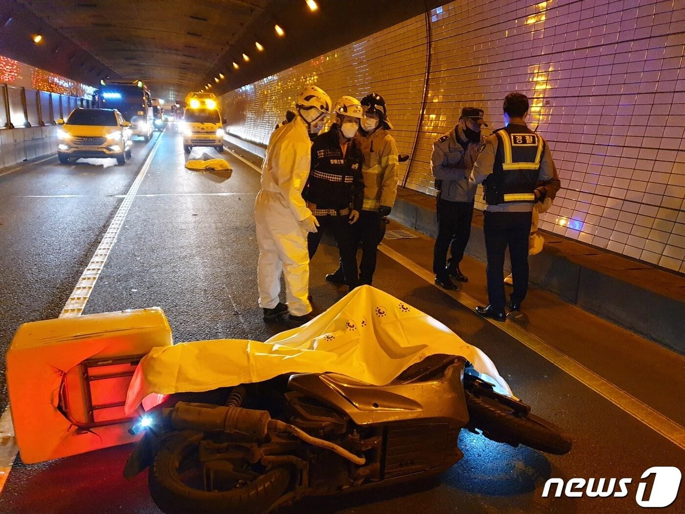 본문 이미지 - 17일 오전 5시51분쯤 경남 창원시 성산구 안민터널 내 창원에서 진해 방향으로 200m 지점에서 오토바이 단독사고가 발생해 경찰과 소방당국이 현장을 수습하고 있다.(창원소방본부 제공)2020.11.17 /ⓒ 뉴스1