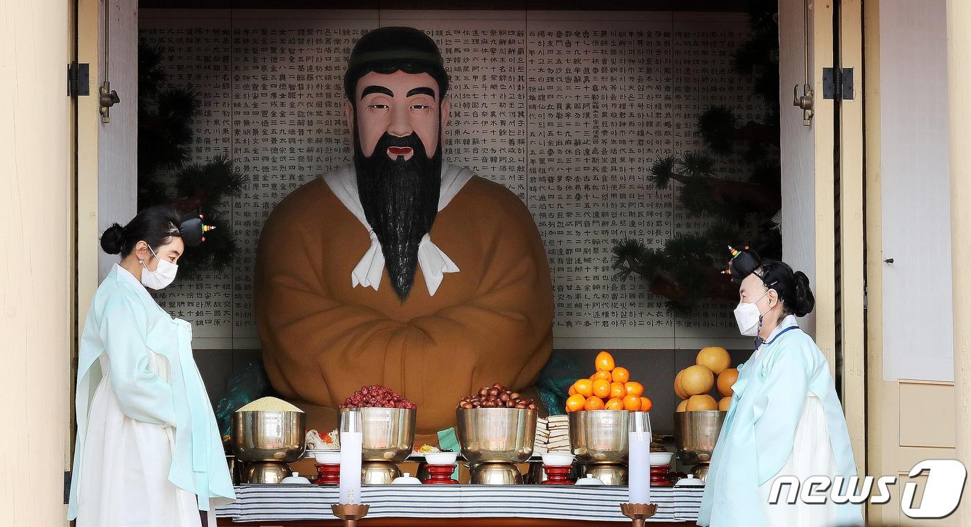 본문 이미지 - 음력 개천절인 지난 2020년 11월17일 오전 서울 종로구 사직단 내 단군성전에서 개천절 대제전이 엄수되고 있다. 2020.11.17/뉴스1 ⓒ News1 박지혜 기자