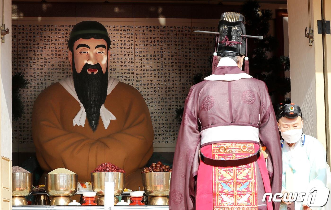 본문 이미지 - 음력 개천절인 17일 오전 서울 종로구 사직단 내 단군성전에서 개천절 대제전이 엄수되고 있다. 2020.11.17/뉴스1 ⓒ News1 박지혜 기자