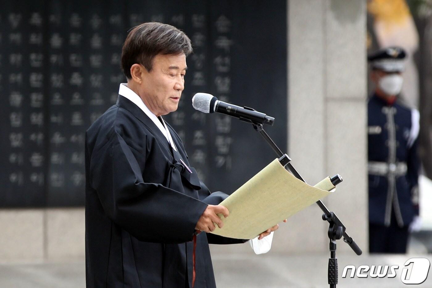 본문 이미지 - 김원웅 광복회장. 2020.11.17/뉴스1 ⓒ News1 이광호 기자