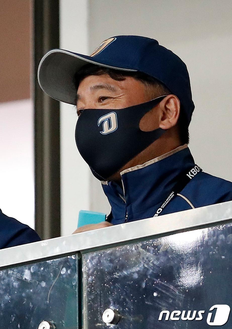 본문 이미지 - 17일 오후 서울 구로구 고척스카이돔에서 열린 프로야구 2020 신한은행 SOL KBO 포스트시즌 한국시리즈 1차전 두산베어스와 NC다이노스의 경기에서 NC다이노스 구단주 김택진 엔씨소프트 대표이사가 경기를 지켜보고 있다. 2020.11.17/뉴스1 ⓒ News1 이승배 기자