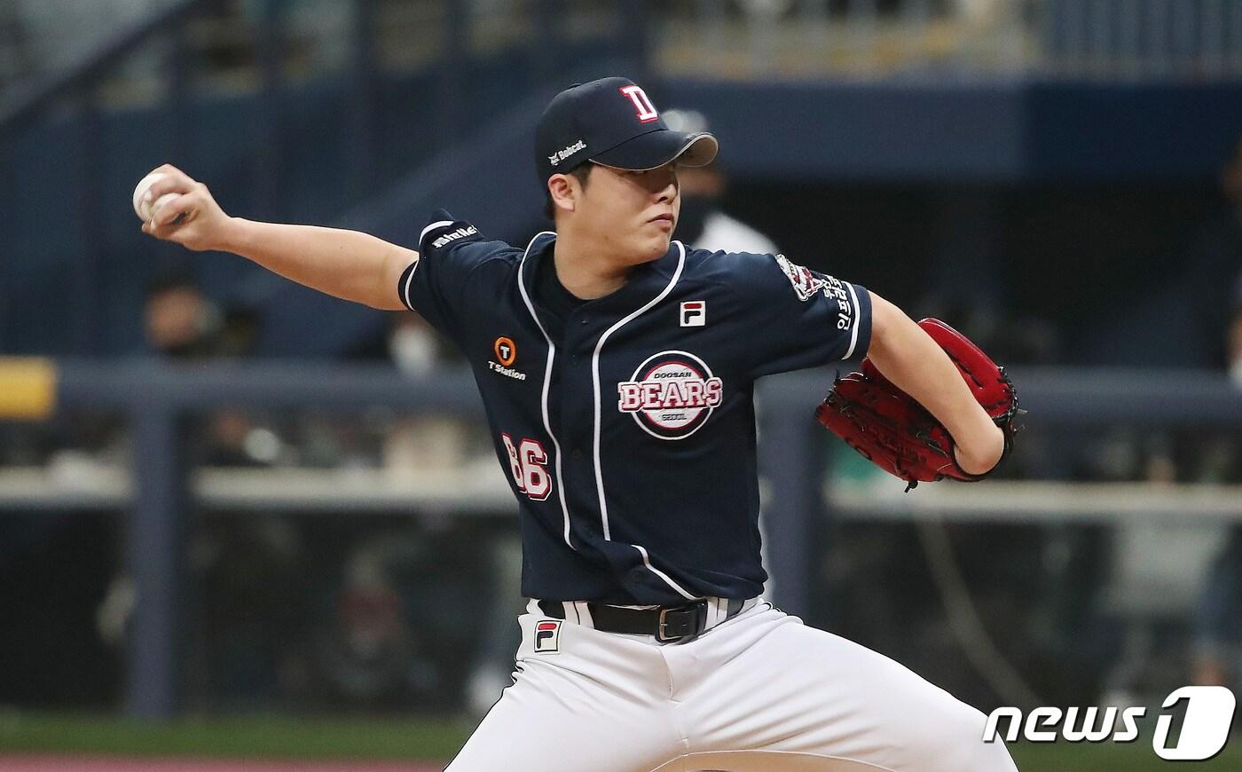 17일 오후 서울 구로구 고척스카이돔에서 열린 프로야구 2020 신한은행 SOL KBO 포스트시즌 한국시리즈 1차전 두산베어스와 NC다이노스의 경기에서 두산 박치국이 역투하고 있다. 2020.11.17/뉴스1 ⓒ News1 임세영 기자