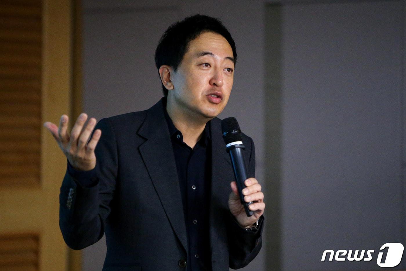 본문 이미지 - 더불어민주당을 탈당한 금태섭 전 의원이 18일 국회 의원회관에서 열린 국민의힘 초선의원 모임 '명불허전' 에서 강연을 하고 있다. 2020.11.18/뉴스1 ⓒ News1 박세연 기자