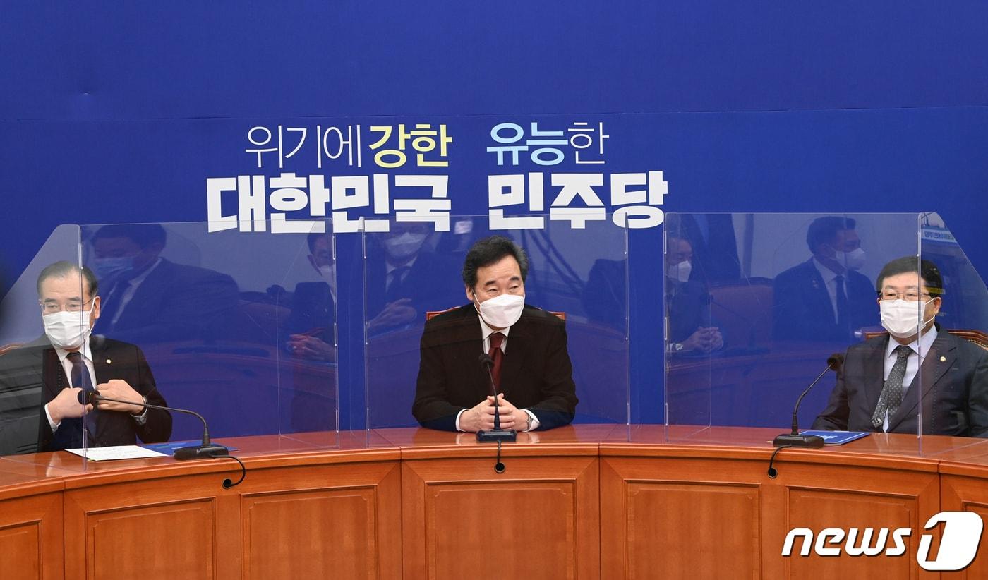 본문 이미지 - 이낙연 더불어민주당 대표가 18일 오전 서울 여의도 국회에서 열린 특보단 임명장 수여식에서 발언을 하고 있다. 2020.11.18/뉴스1 ⓒ News1 성동훈 기자