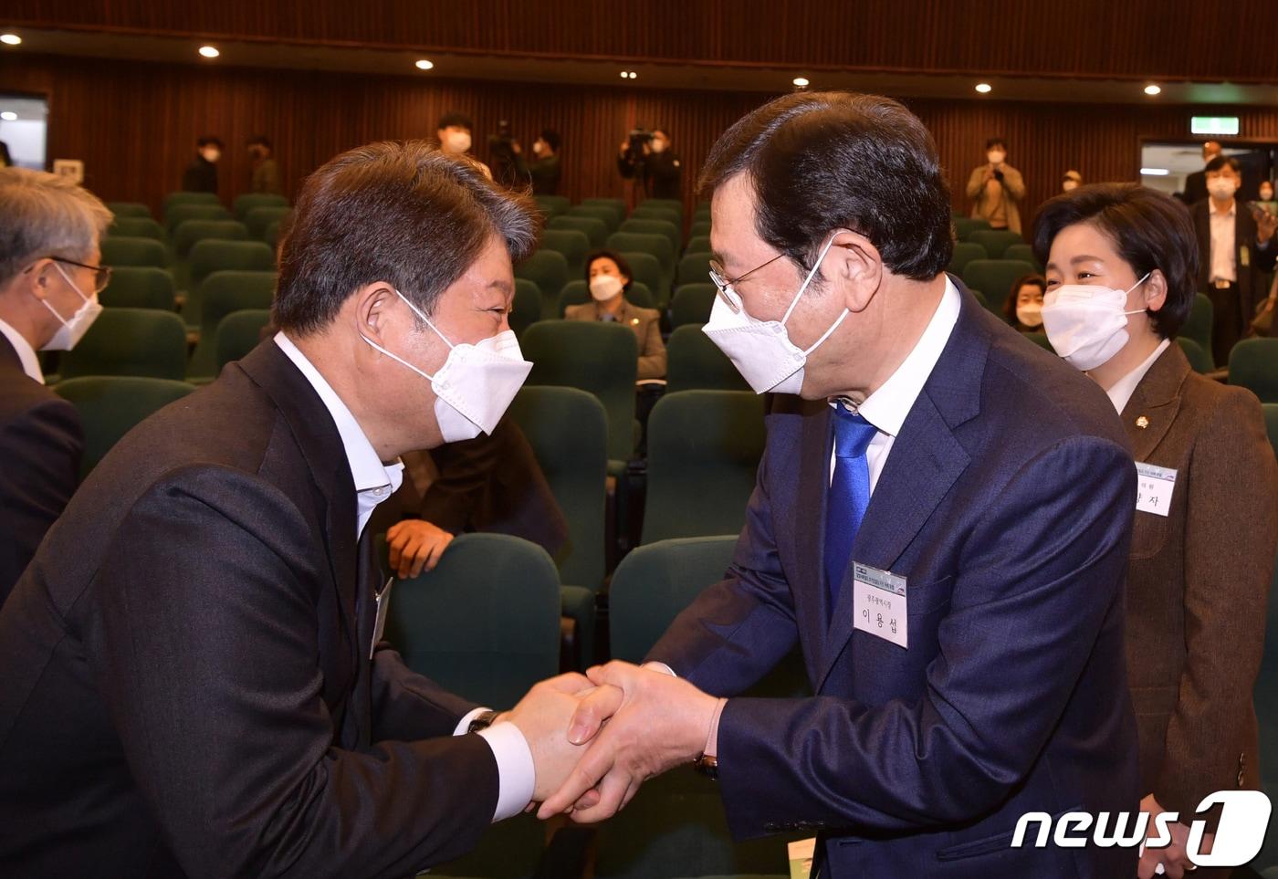 본문 이미지 - 이용섭 광주광역시장과 권영진 대구광역시장이 지난해 11월18일 오전 서울 여의도 국회도서관 대강당에서 열린 광주~대구 달빛내륙철도 건설을 위한 국회토론회에 참석해 인사를 나누고 있다.(광주시 제공)2020.11.18/뉴스1 ⓒ News1