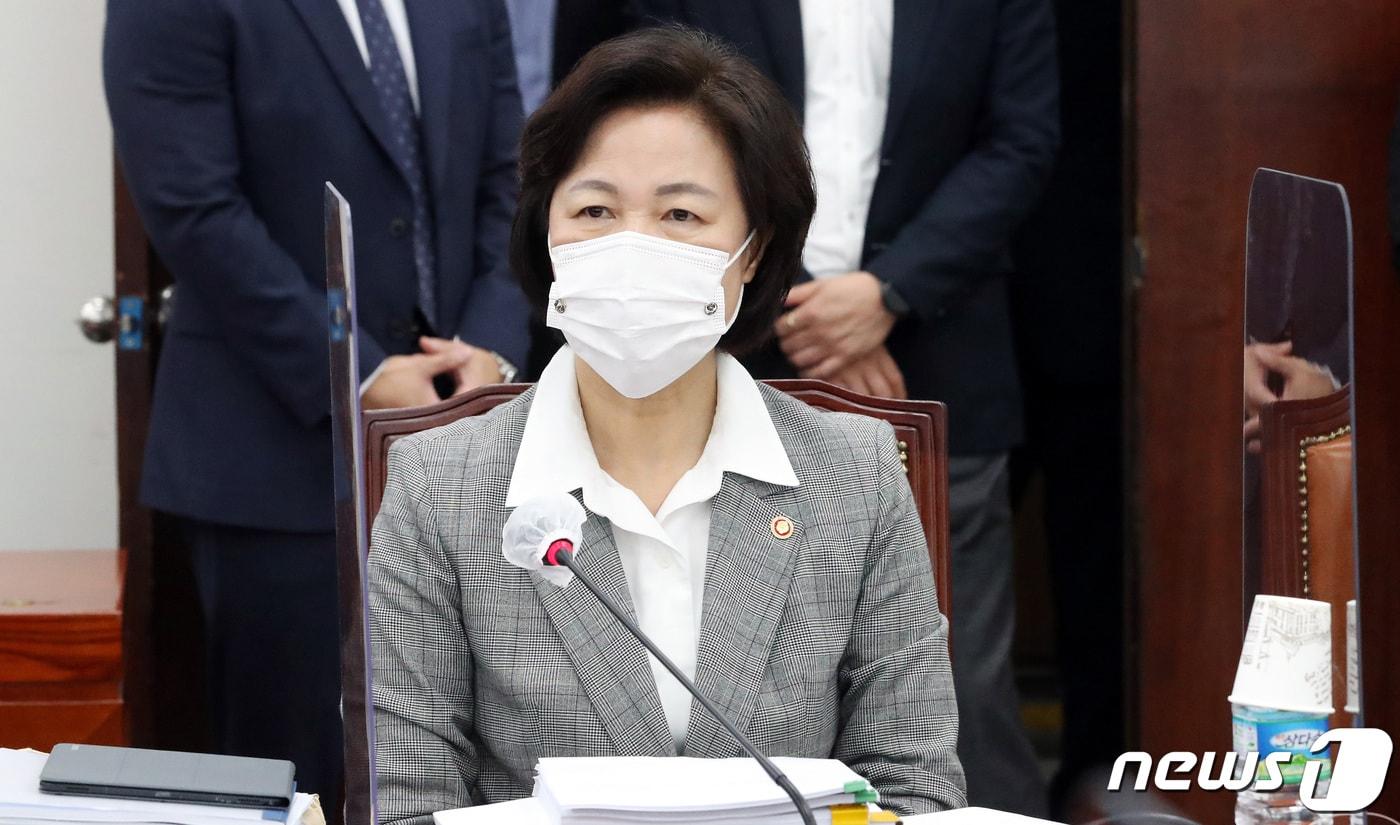 추미애 법무부 장관이 18일 서울 여의도 국회에서 열린 공수처장후보자추천위원회 3차회의에 참석해 자리하고 있다. 2020.11.18/뉴스1 ⓒ News1 박세연 기자