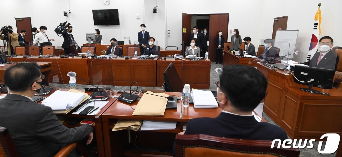 본문 이미지 - 조재연 공수처장후보추천위원장이 18일 오후 서울 여의도 국회에서 열린 고위공직자범죄수사처(공수처)장후보자추천위원회 3차 회의에서 발언하고 있다. 2020.11.18/뉴스1 ⓒ News1 박세연 기자