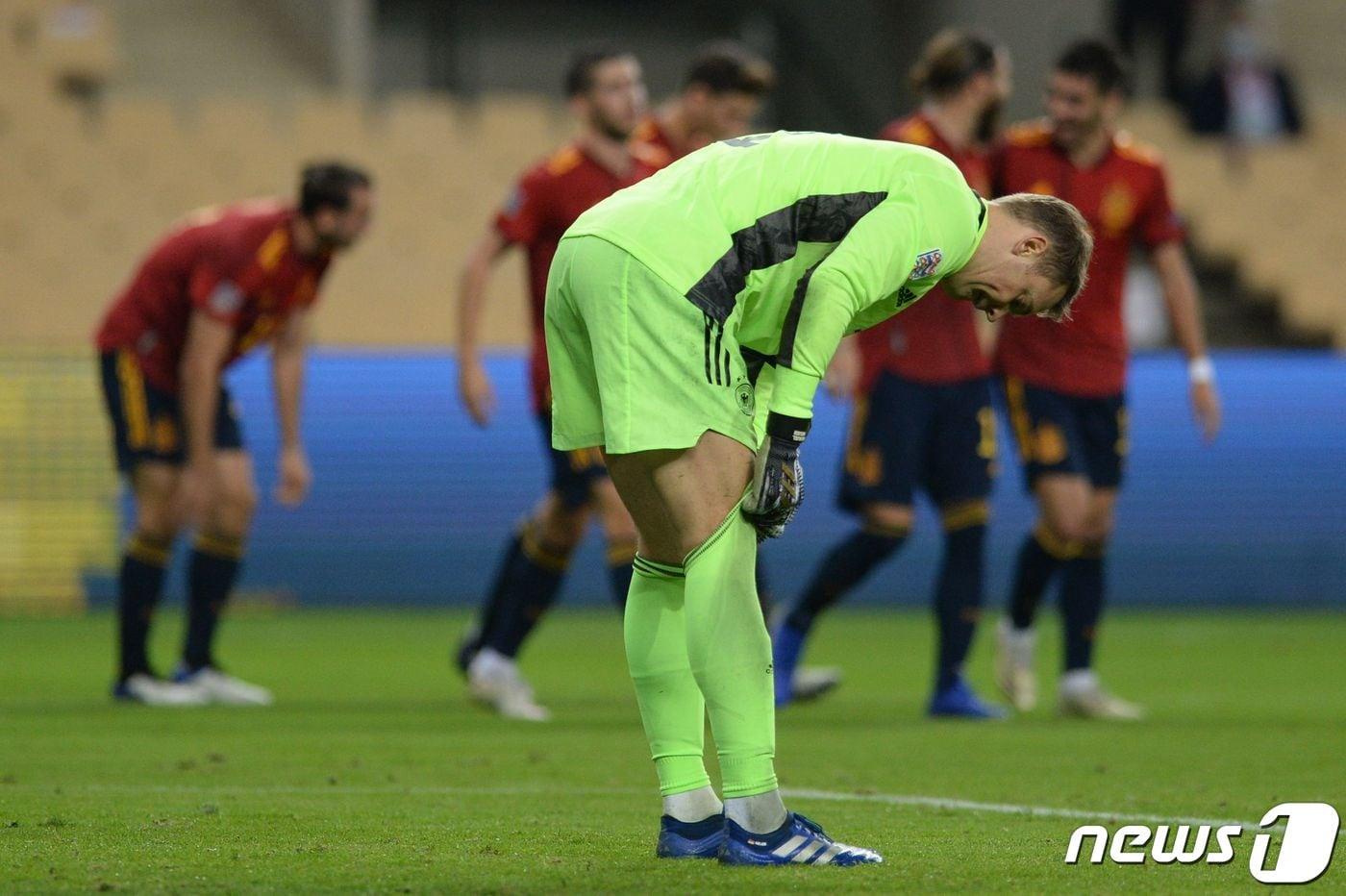 독일의 골키퍼 마누엘 노이어가 스페인 세비야의 에스타디오 라 카르투하 데 세비야에서 열린 스페인과의 2020-21 유럽축구연맹(UEFA) 네이션스리그 리그A 4조 최종 6차전에서 실점 후 아쉬워하고 있다.  ⓒ AFP=뉴스1