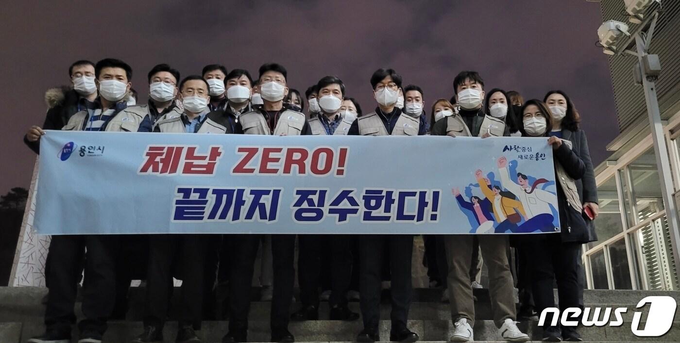 본문 이미지 - 용인시 징수과 직원들이 체납 세금 징수를 다짐하며 기념촬영을 하고 있다.(용인시 제공) ⓒ News1 