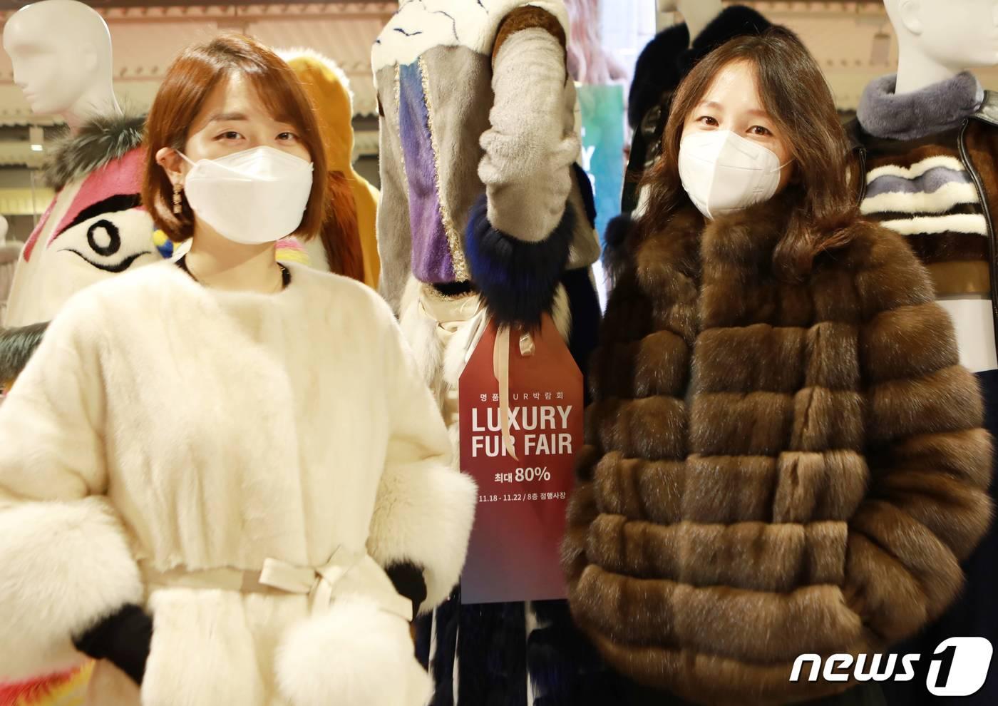 지난 18일 서울 송파구 롯데백화점 잠실점에서 모델들이 '모피 박람회' 행사를 알리고 있다. 롯데백화점은 오는 22일까지 잠실점 8층 행사장에서 1천억 물량의 모피를 최대 80% 할인하는 럭셔리 모피 대전 행사를 진행한다. (롯데쇼핑 제공) 2020.11.19/뉴스1