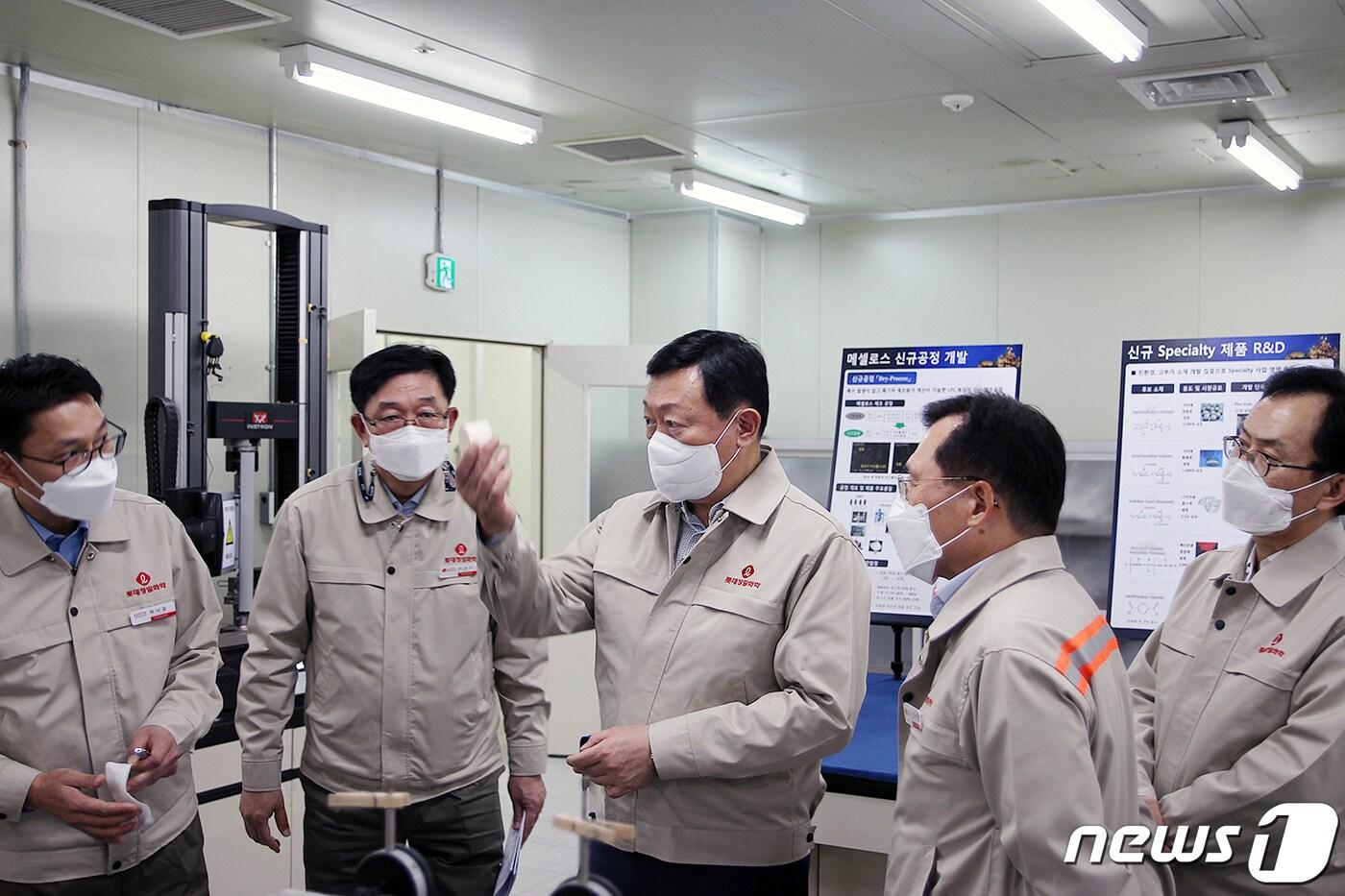 신동빈 롯데 회장이 지난 18일 오후 롯데정밀화학 울산공장을 방문한 모습(자료사진, 롯데지주 제공) 2020.11.19/뉴스1