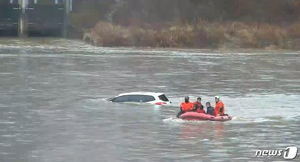 본문 이미지 - 구리 왕숙천 폭우로 떠내려가는 SUV 지붕 위 시민 2명을 구조하는 모습 (사진=경기도북부소방재난본부) ⓒ 뉴스1