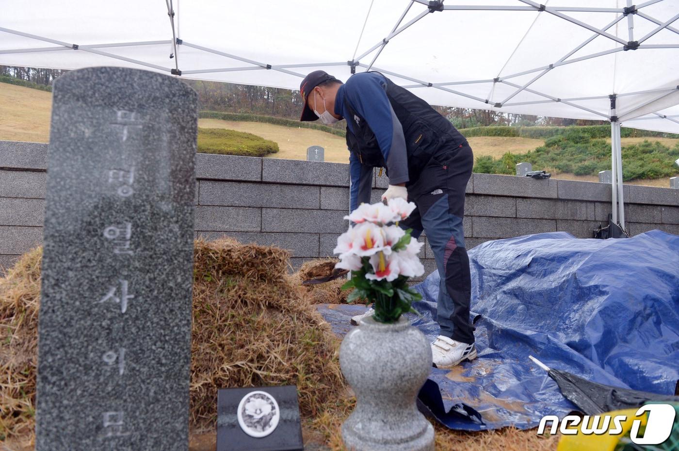 19일 오전 광주 북구 국립5·18민주묘지 제4구역 무명열사의 묘에서 5·18민주화운동진상규명조사위원회 관계자가 1980년 5월 당시 희생된 사망자 신원확인을 위한 분묘개장을 하고 있다.2020.11.19/뉴스1 