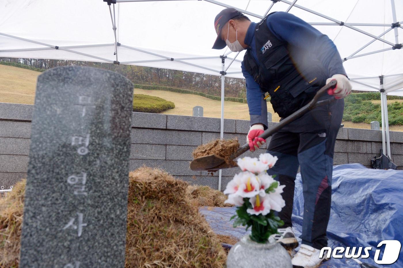 본문 이미지 - 광주 북구 국립5·18민주묘지 제4구역 무명열사의 묘에서 5·18민주화운동진상규명조사위원회 관계자가 1980년 5월 당시 희생된 사망자 신원확인을 위한 분묘개장을 하고 있다.2020.11.19/뉴스1 ⓒ News1 