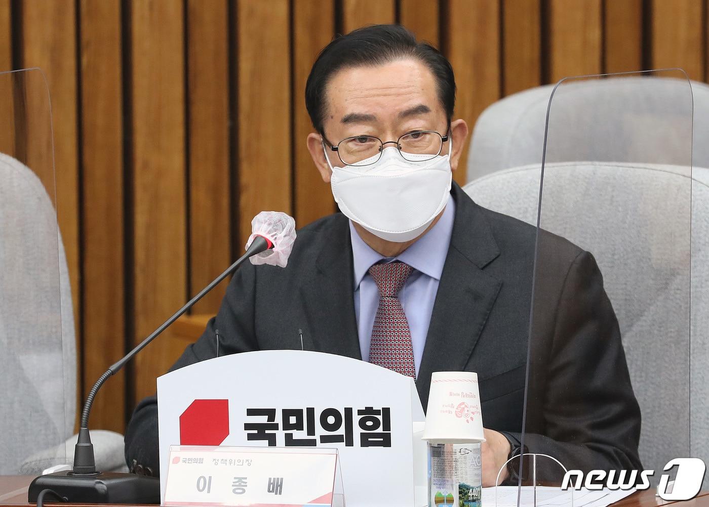 본문 이미지 - 이종배 국민의힘 정책위의장이 19일 오전 서울 여의도 국회에서 농·축산인을 초청해 열린 민생정책 간담회에서 인사말을 하고 있다. 2020.11.19/뉴스1 ⓒ News1 박세연 기자