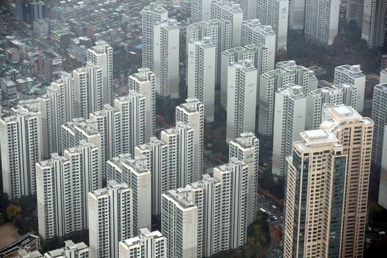 본문 이미지 - 서울 송파구 롯데월드타워에서 바라본 도심의 아파트단지 모습 /뉴스1 ⓒ News1 이광호 기자