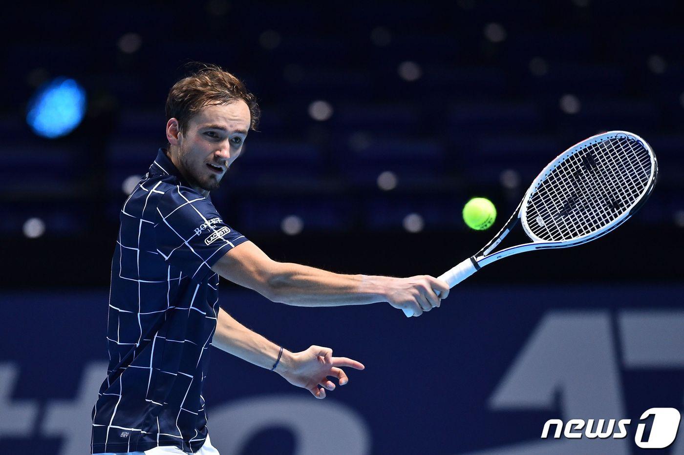 본문 이미지 - 다닐 메드베데프가 19일(한국시간) ATP 파이널스에서 노박 조코비치를 제압하고 준결승 진출을 확정했다. ⓒ AFP=뉴스1