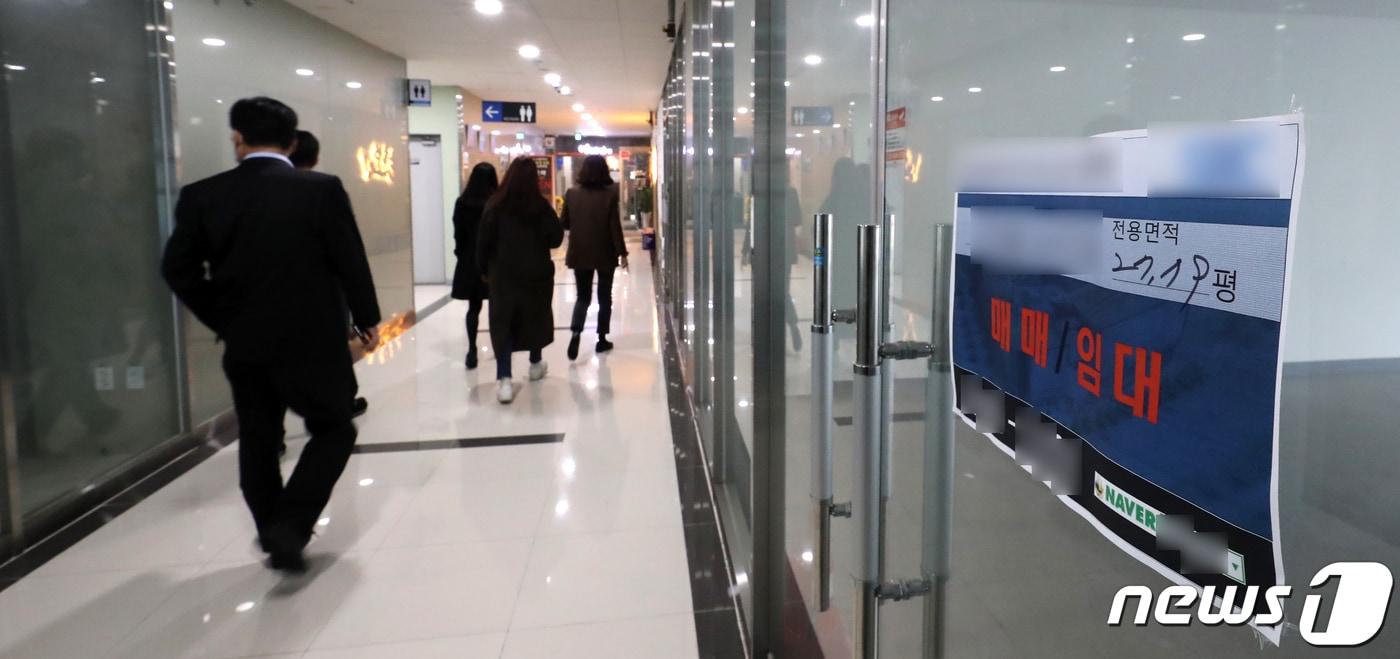 본문 이미지 - 정부가 2022년까지 전세형 주택 11만4000가구를 공급하는 내용을 담은 전세대책을 발표한 19일 세종시에 위치한 상가 내 공실에 '임대문의' 안내판이 붙어있다. 2020.11.19/뉴스1 ⓒ News1 장수영 기자