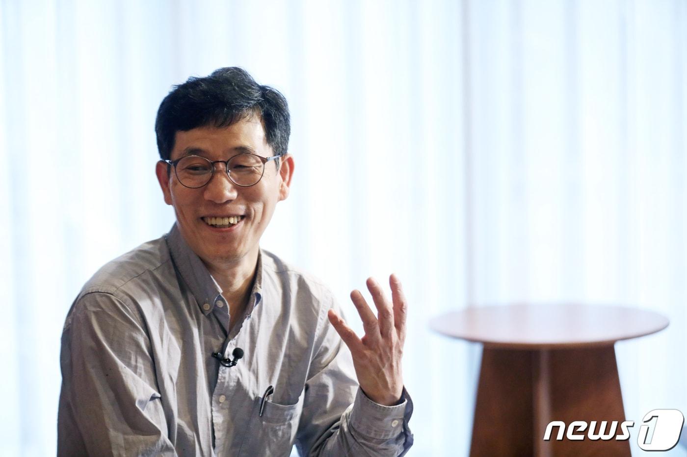 본문 이미지 - 진중권 전 동양대 교수가 19일 오후 서울 마포구의 한  독립서점에서  뉴스1과 인터뷰를 하고 있다. ⓒ News1 황기선 기자