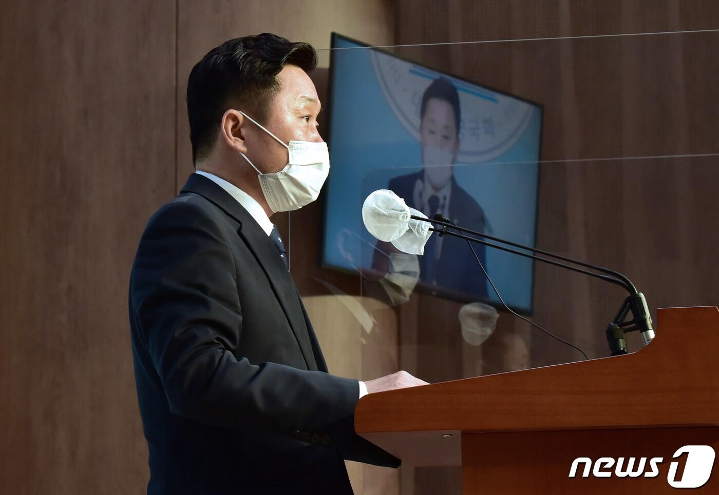 본문 이미지 - 최인호 더불어민주당 의원이 지난 2일 서울 여의도 국회 소통관에서 더불어민주당 보궐당헌당규 개정 전당원 투표 결과를 발표하고 있다. /뉴스1 ⓒ News1 성동훈 기자