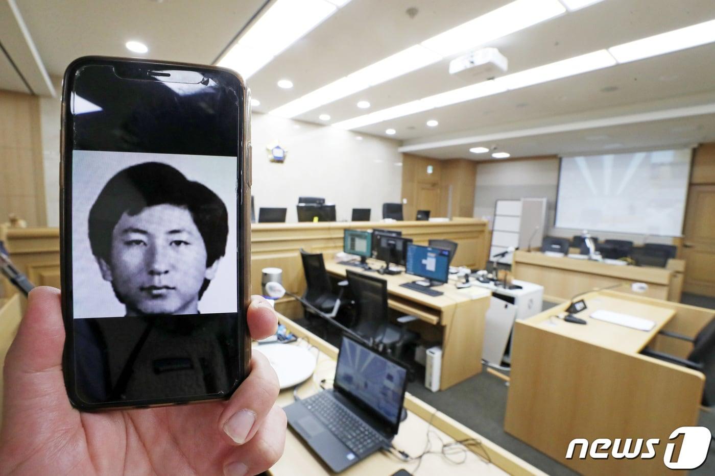 10대부터 70대까지 여성을 강간·살해·유기한 '이춘재 연쇄살인사건'의 피의자 이춘재(56)가 34년 만에 이 사건의 실체적 진실을 밝히기 위해 2일 법정에 증인으로 출석한다. 사진은 이춘재가 출석하는 경기도 수원시 영통구 수원지방법원 501호 법정. 2020.11.2/뉴스1 ⓒ News1 조태형 기자