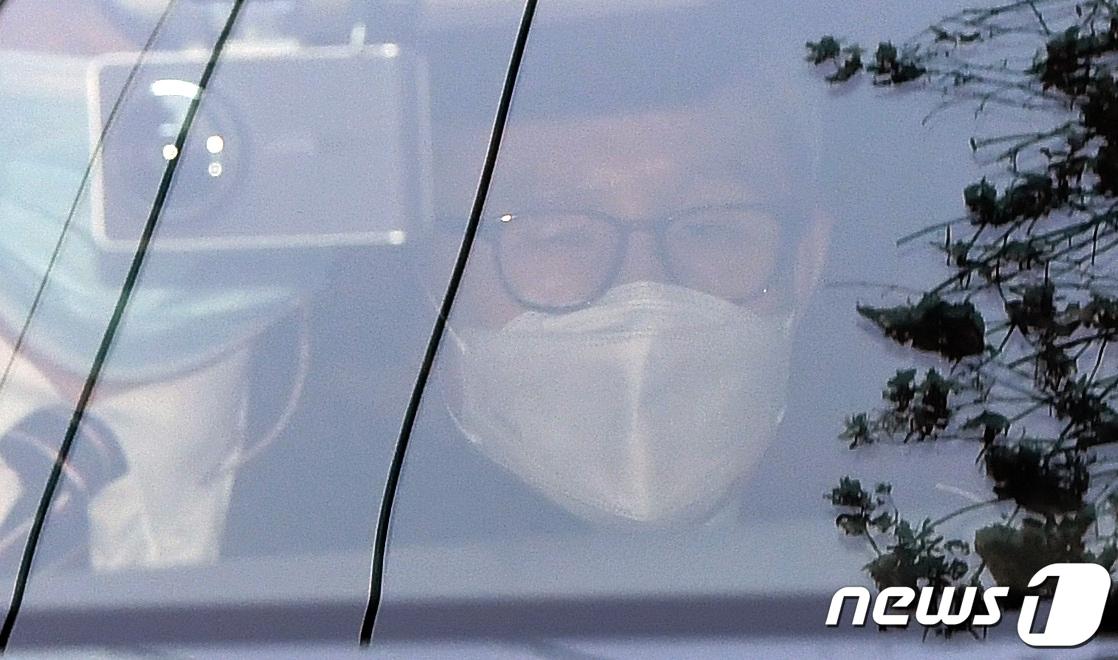 본문 이미지 - 이명박 전 대통령이 2020년 11월2일 오후 서울 강남구 논현동 자택에서 중앙지방검찰청으로 이동하고 있다. 2020.11.2/뉴스1 ⓒ News1 안은나 기자