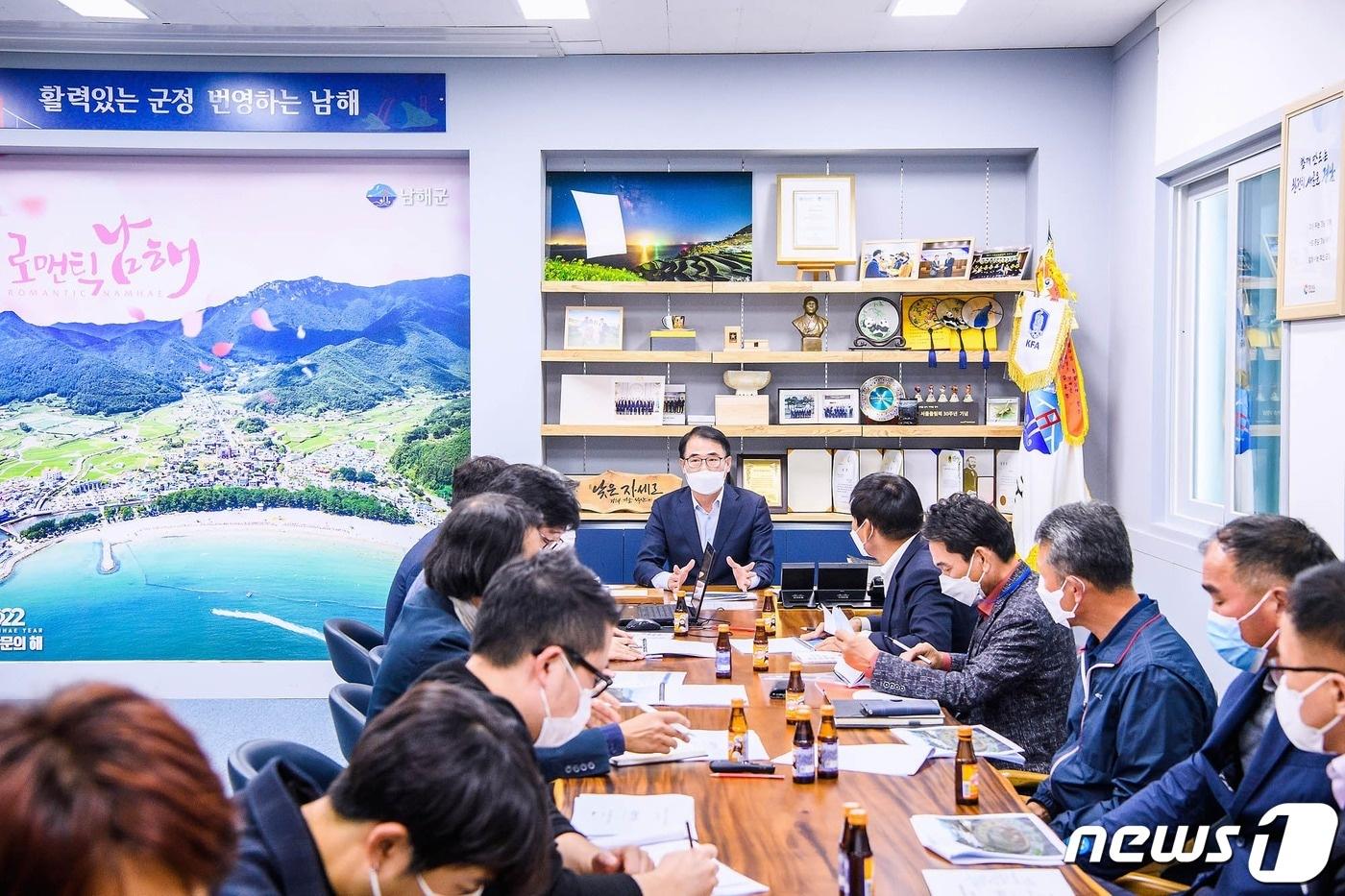 남해군과 와이즈 건축사무소가 지난달 30일 앵강만 다도해 전망대 조성사업 실시설계 착수보고회를 열고 주민 의견을 수렴했다. ⓒ 뉴스1